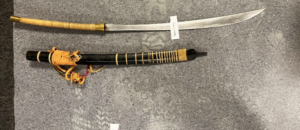 ett svärd, en kniv och en dolk på ett golv