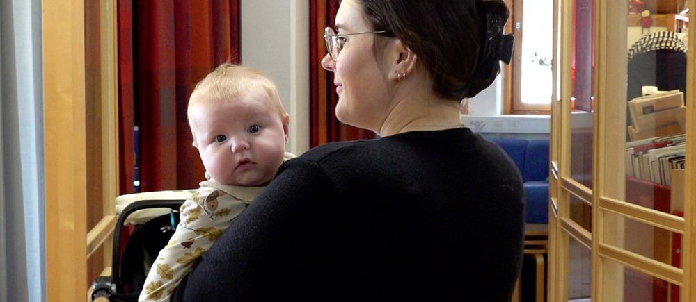 En förälder i Piteå håller i sin baby.