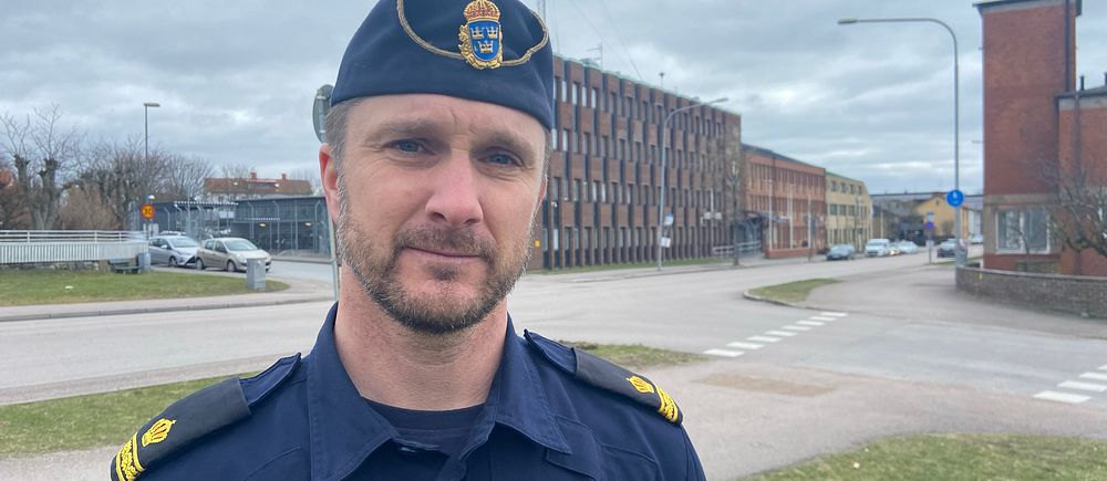 Polisinspektören Andreas Liljedahl står framför polishuset i Varberg.