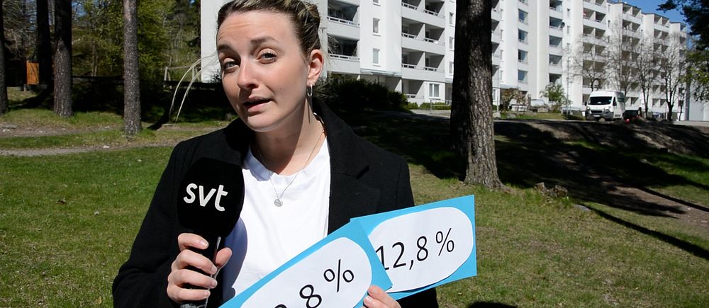 Reporter med skyltar som visar att i Ronna Norra i Södertälje röstade 12,8 procent och i  Södra Ängby i Bromma röstade 82,8 procent.