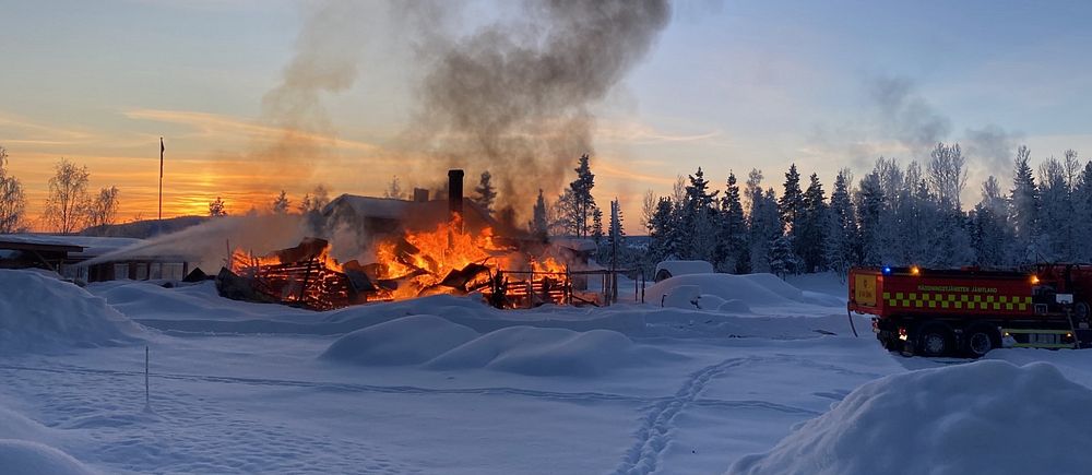 En ladugård som brunnit ned men som fortafarande har stora lågor.