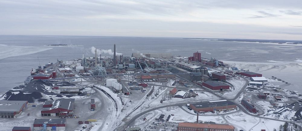 Drönarbild av Rönnskärsverken i Skelleftehamn, det är mulet och ett tunt lager snö på marken