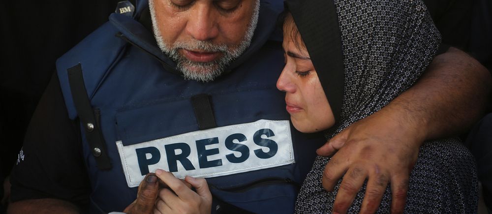 Mer än 100 palestinska reportrar har dödats av israeliska styrkor. Minst 22 av reportrarna dödades när de var i tjänst. Enligt RUG.