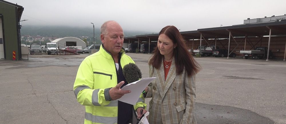 Chef för vägunderhållet tar tillsammans med SVT:s reporter del av lista med klagomål på dåliga vägar .