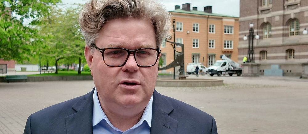 Justitieminister Gunnar Strömmer (M) i kostym ståendes utomhus på Tyska torget i Norrköping.