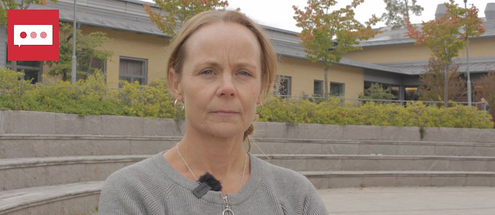 Kvinna med armarna i kors.