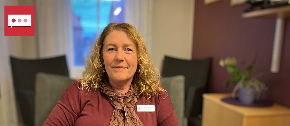Cecilia Barchéus Bergman, anhörigkurator i Östersund, sitter i en fåtölj och intervjuas av SVT på hennes kontor.