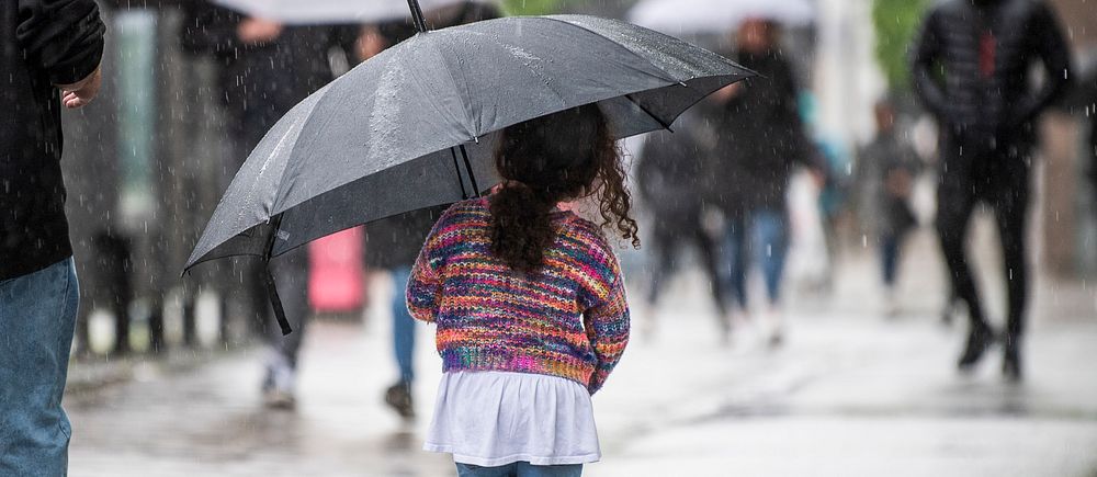 Flicka med paraply i ett regnigt Sundbyberg. Omkring 20–30 millimeter regn väntas i Svealand under onsdagsdygnet.