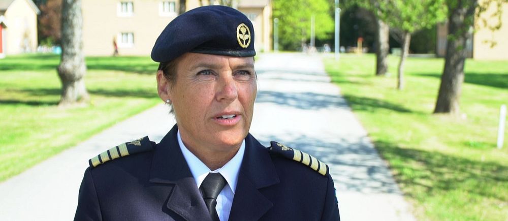 Chef på Uppsala flygflottilj står utomhus på en väg vid F16