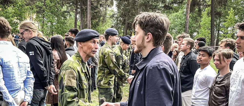 De som genomfört sin värnplikt på Dalregementet fick värnpliktsmedaljen och handslag regementschefen Ronny Modigs.