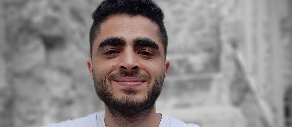 Journalisten Mahmoud Al-Shaer är fast i Gazaremsan.