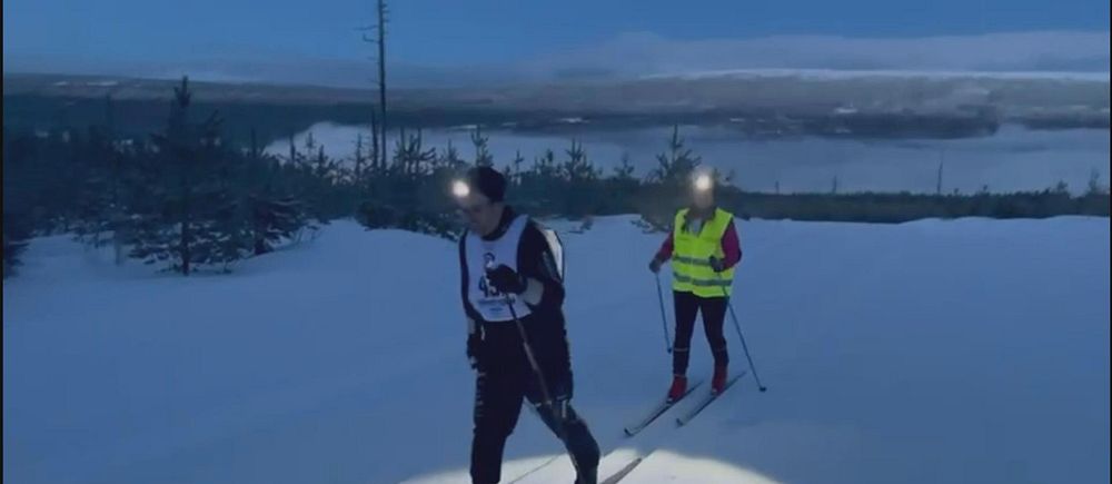 Två personer åker skidor mellan Sälen och Mora