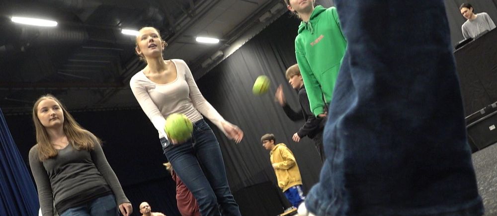 Tre skoltjejer kastar en grön boll