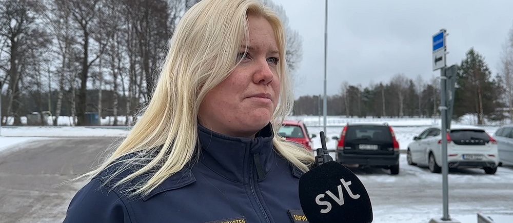 Polisens presstalesperson Sophia Jiglind blir intervjuad