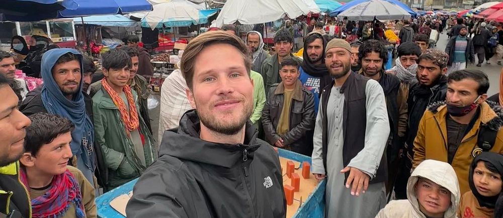 ung kille i folksamling i Afghanistan