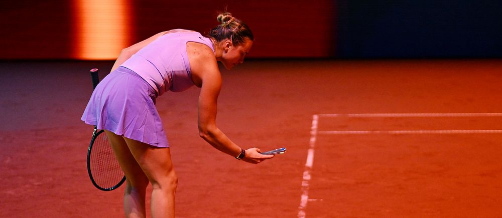 Aryna Sabalenka plockade fram mobilen och tog en bild av ett nedslagsmärke.