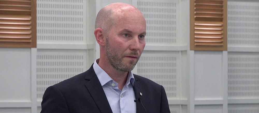 Claes Nordmark (S), kommunalråd i Boden syns intervjuas, tomma stolar syns runtom.