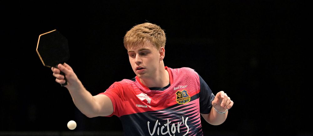 Spelare slår en boll under världstouren i bordtennis i Japan.