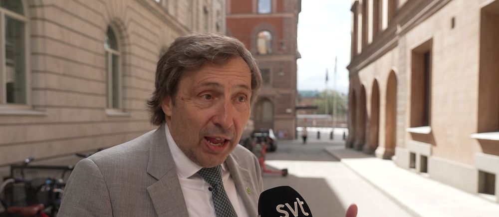 Riksdagspolitikern Jan Riise  står på gatan