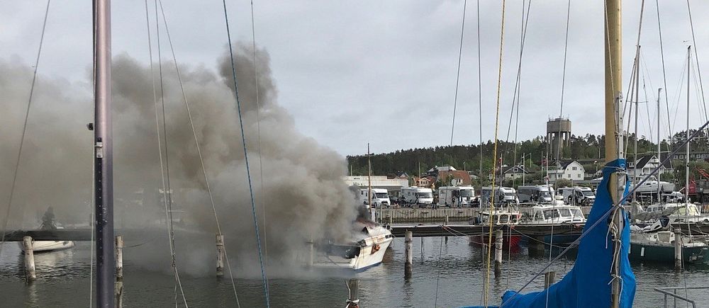 Bild på en båt som brinner