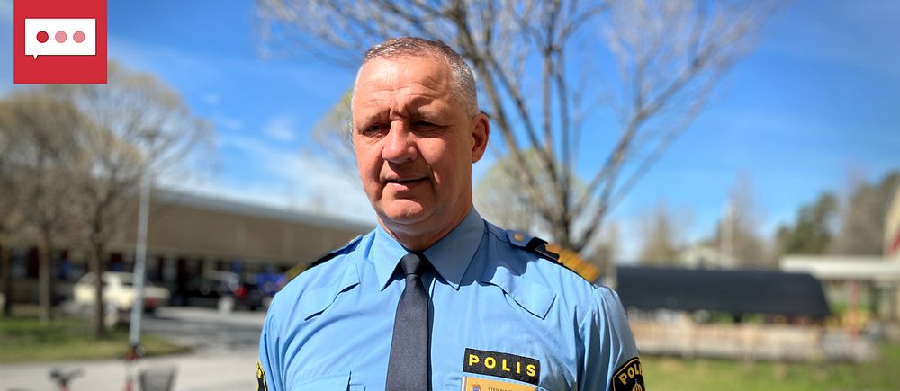 Sten Sundin, polis står i blå polisskjorta och slips i ett soligt Östersund.