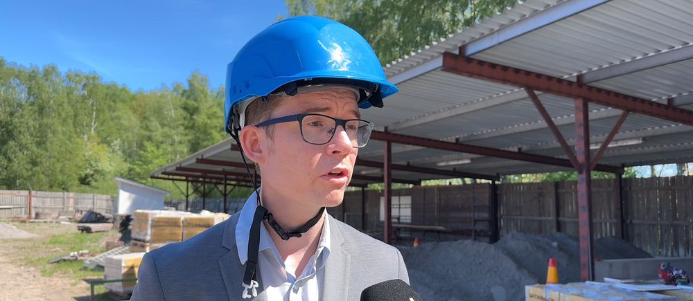 Rektorn på Nobelgymnasiet i Karlstad svarar på frågor om arbetsmiljöbrister i en intervju med SVT.