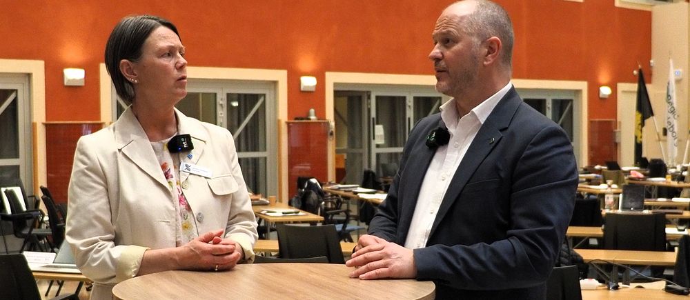 Regionpolitikerna Jennie Forsblom (KD) och Magnus Svensson (C) står intill ett ståbord och diskuterar.