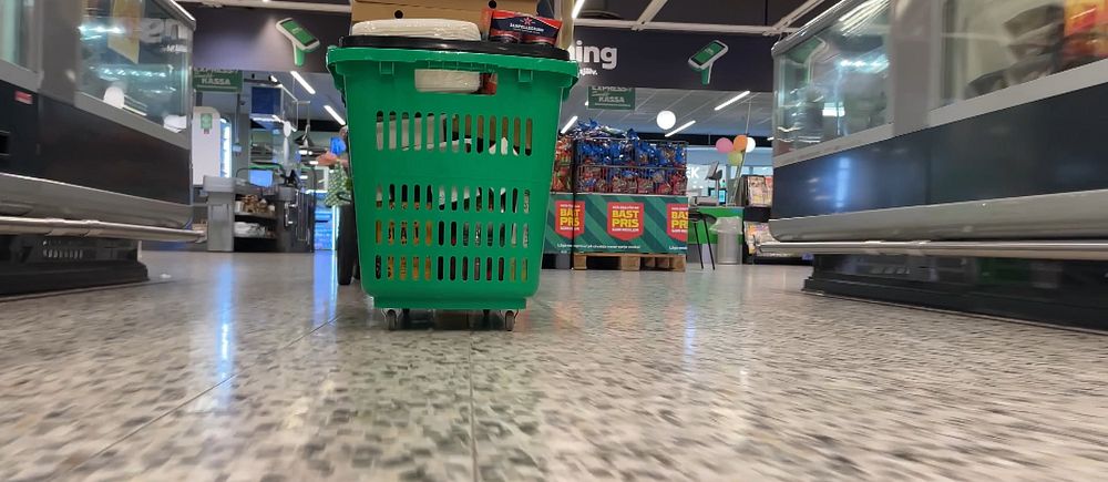 En grön kundkorg rullar på en Coop-butik i Värmland.