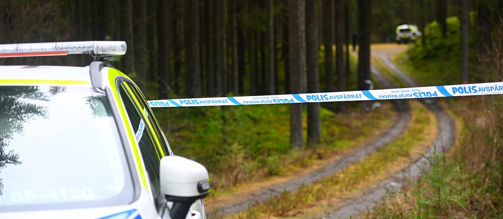 Polisen har spärrat av ett skogsområde i Ullaredstrakten.