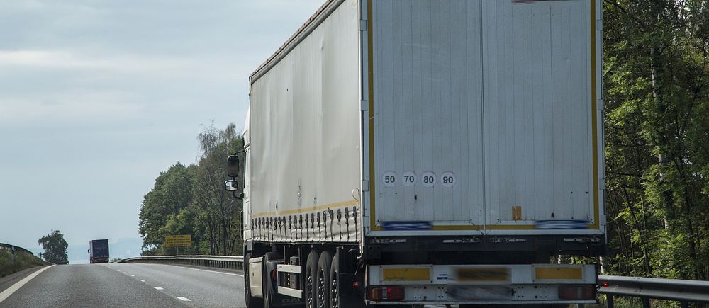 en lastbil på en motorväg