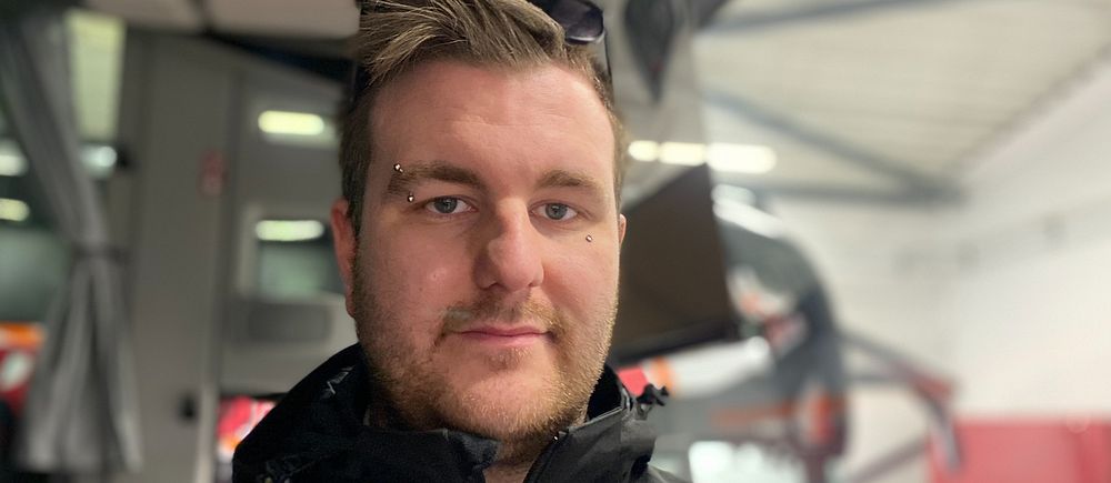 Johan Olofsson, 28, som jobbar på bussbolag i Veinge i Laholms kommun, har fått bedömningen intellektuell funktionsnedsättning omvärderad.