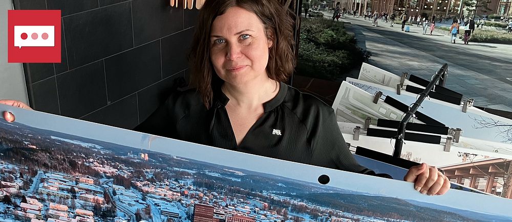 Skellefteå resecentrum projektledare Emma Johansson håller i en bild på projektområdet.