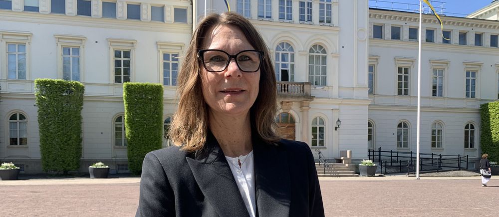 Charlotte Karlsson, HR-direktör Jönköpings kommun står framför Rådhuset.