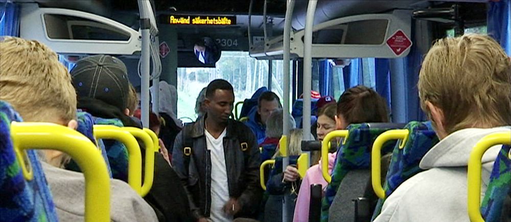 Flera resenärer ombord på en buss