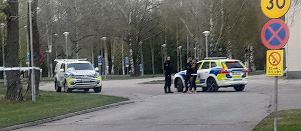 polispatruller med bilar som står på en gata i Avesta