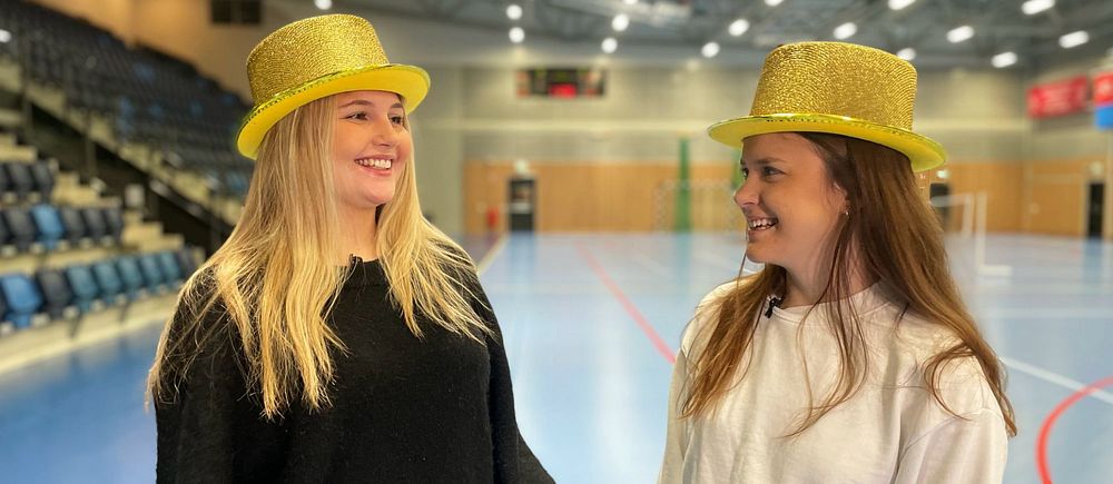 Två spelare från dam innebandylaget Telge SIBK med guldiga hattar.