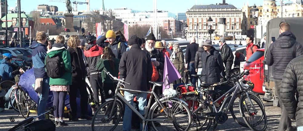 Cyjkar och människor har samlats på Skeppsbrons parkeringsplatser.