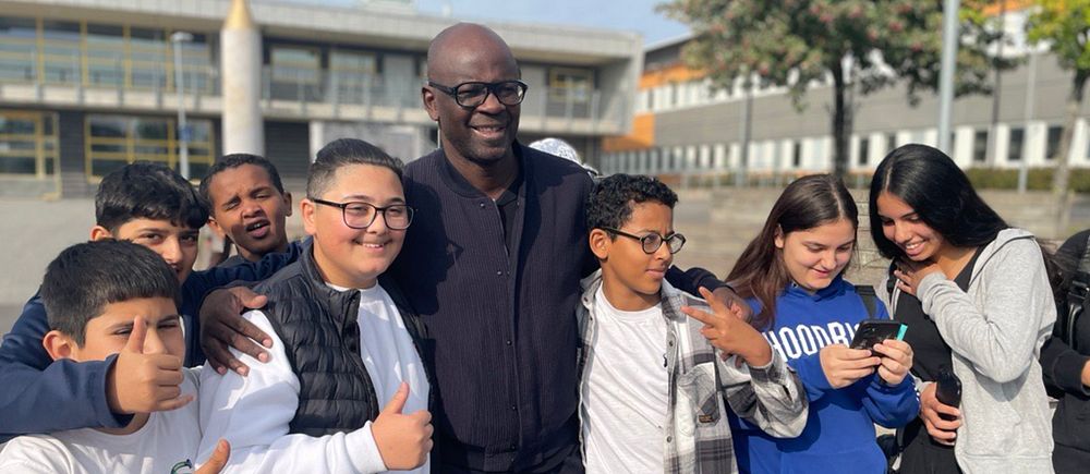Thuram med en massa barn