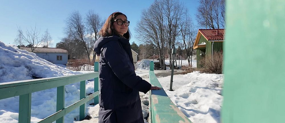 Rektor står ute på skolgården.
