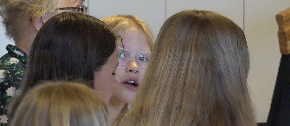 Grupp elever samlade i ett rum under en lektion eller ett evenemang.