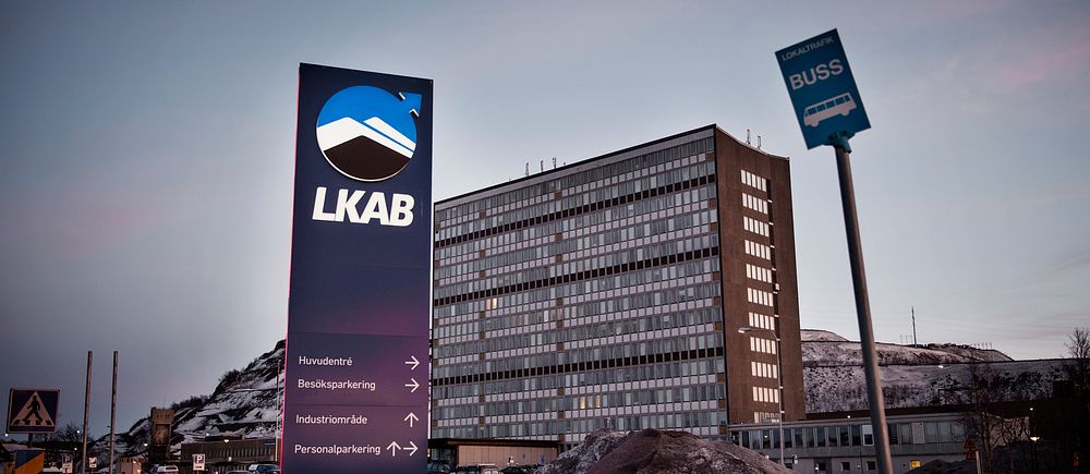 LKAB:s kontor i Kiruna och gruvbolagets skylt i förgrunden.