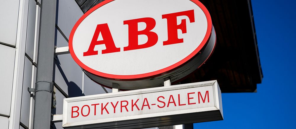 ABF-skylt utanför lokalerna i Botkyrka-Salem mot blå himmel.