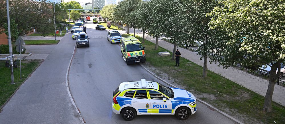 Polisbilar i Hagalund Solna efter att en man sköts till döds i maj 2023.