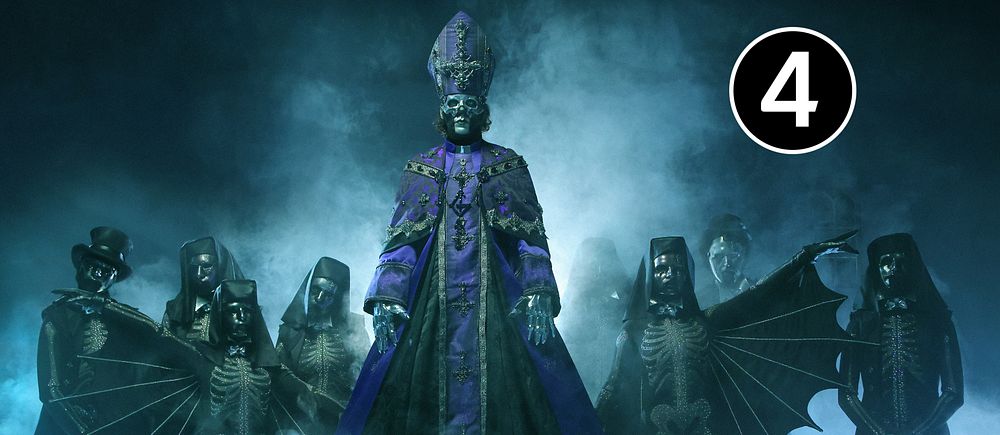Musikgruppen Ghost poserar i mörka, teatrala kostymer med rökeffekter.