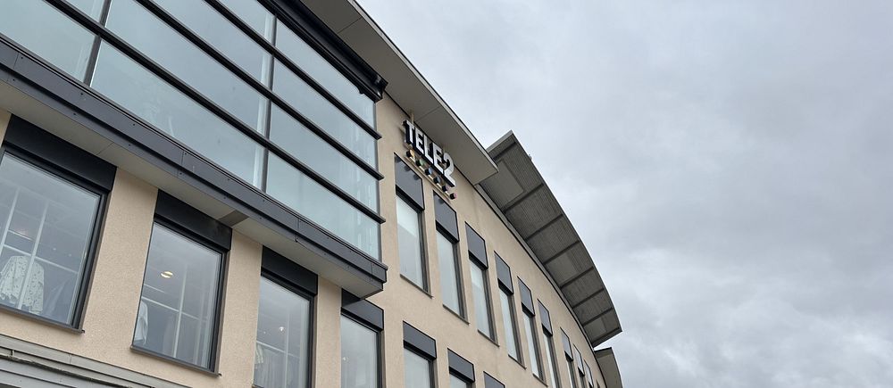 Fasad på byggnad i Sundsvall med Tele2:s logotyp.