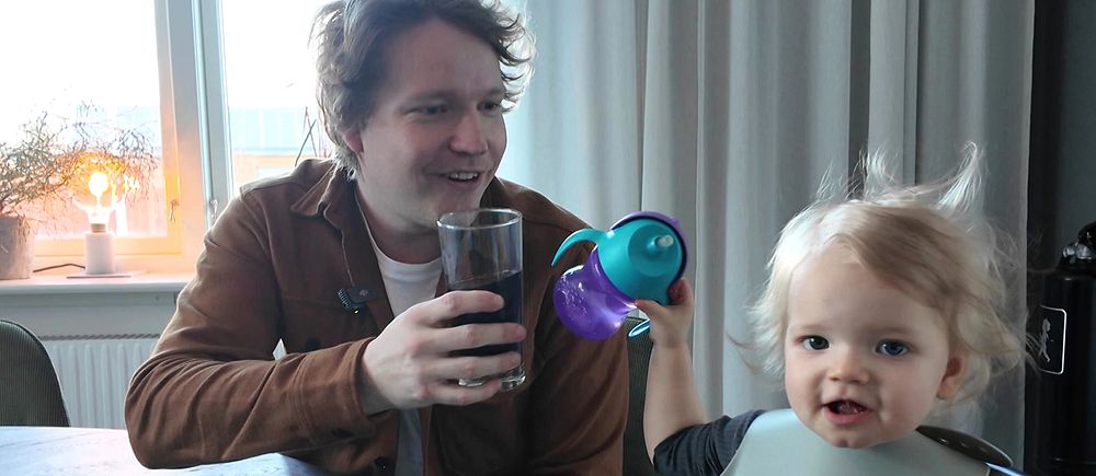 Jesper Johansson jobbar på Northvolt. Nu är han föräldraledig. Här på bild med barnet.