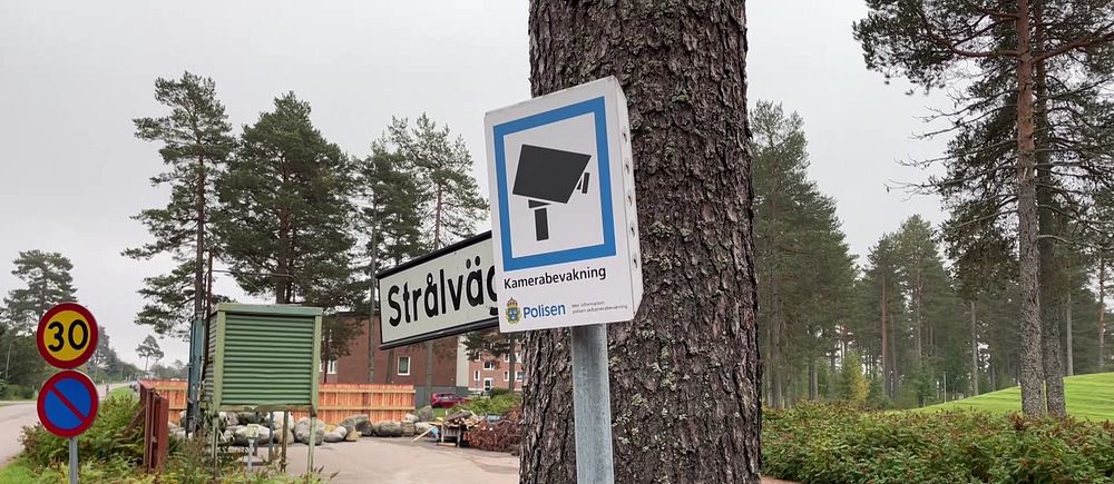 Gatuskylt för Strålvägen i Timrå och skylt som visar att området är kameraövervakat