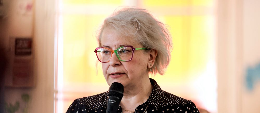 Den ryska journalisten Ekaterina Barabash med en mikrofon i handen.