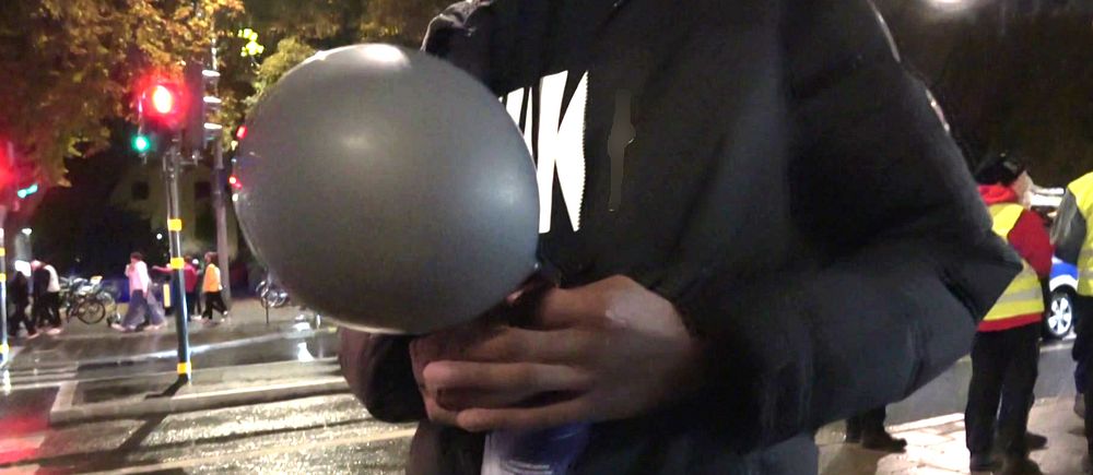 Lustgasballong på en gata