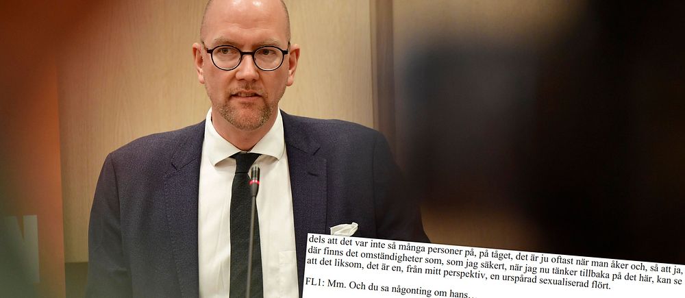 Man i kostym står vid ett podium, framför utdrag ur ett dokument med text.